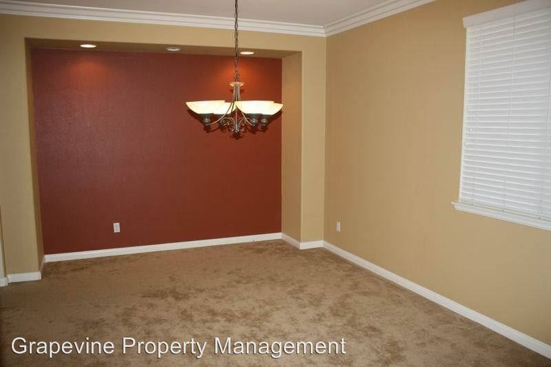 42383 Wyandotte St - Photo 3 of 10