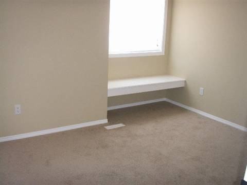 1638 Hammond Cres NW - Photo 2 of 6