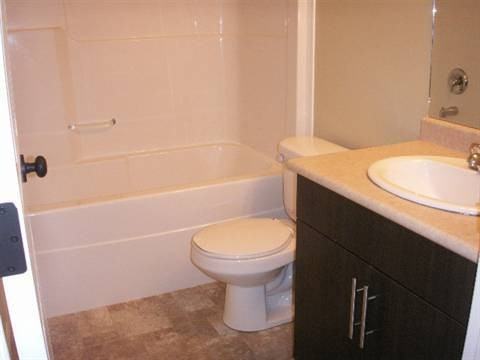 1638 Hammond Cres NW - Photo 3 of 6