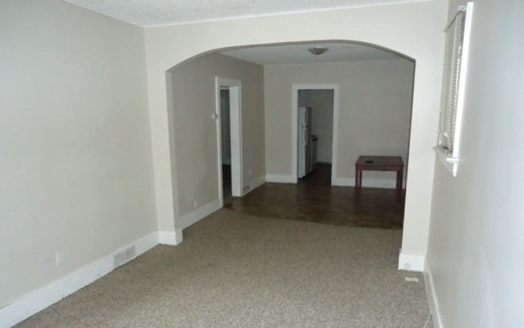 419 25 St W - Photo 3 of 5