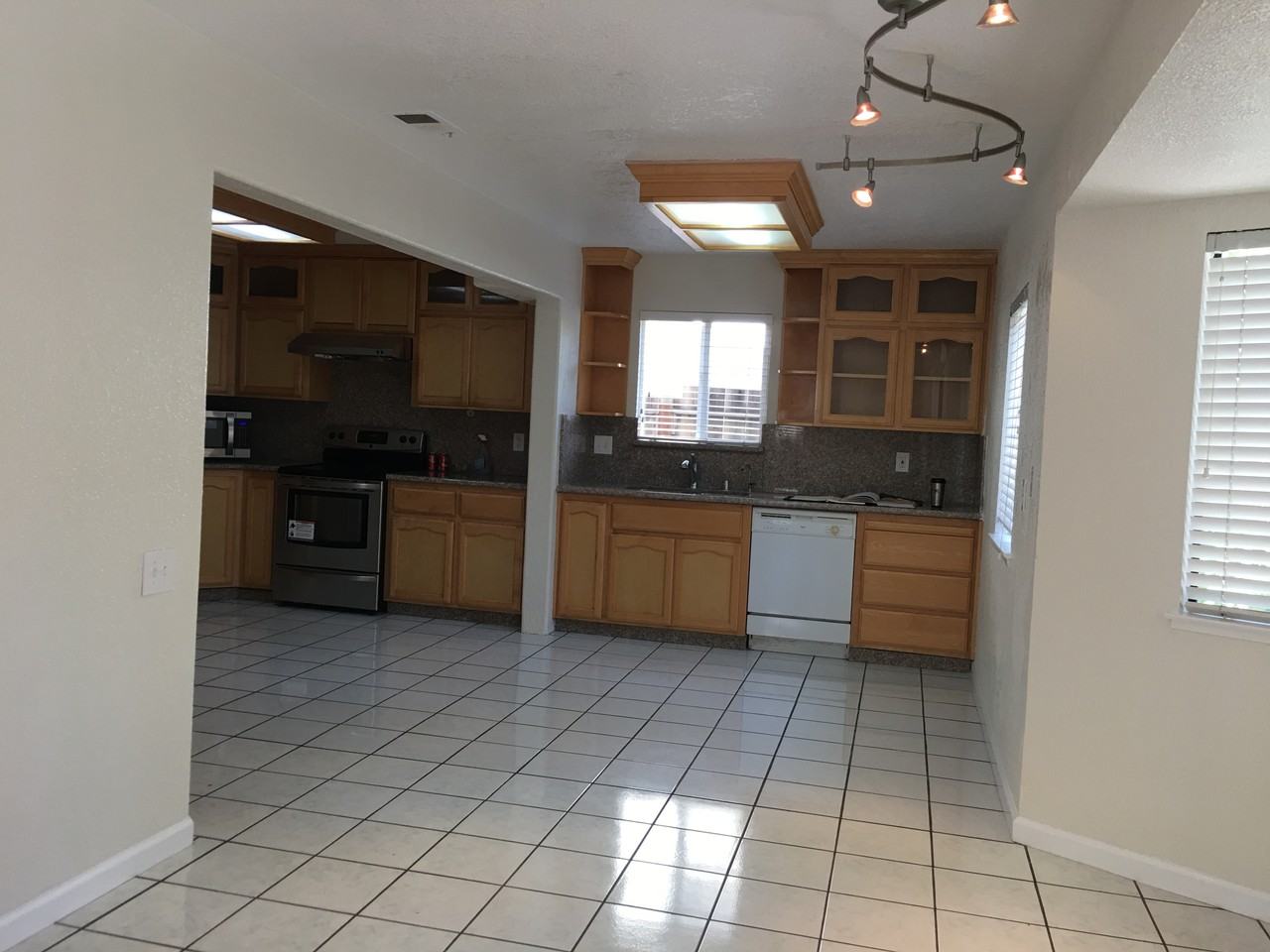 3146 Oakgate - Photo 3 of 7