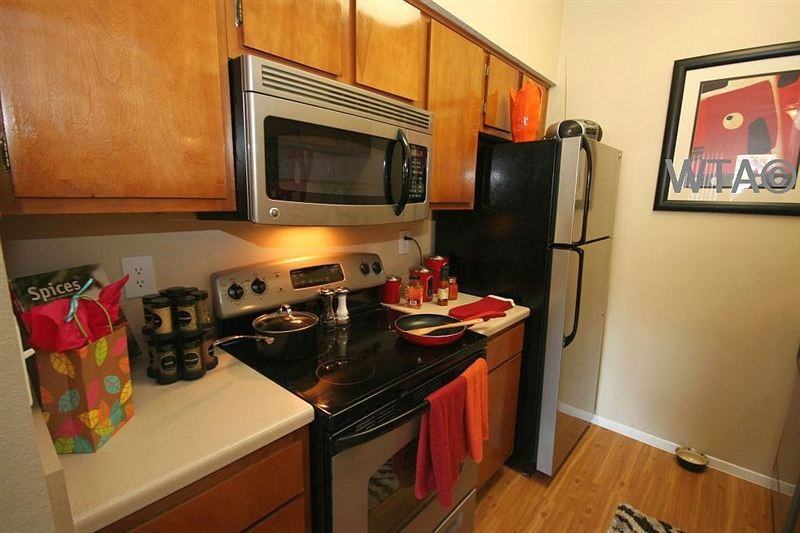 Justin Ln and N. Lamar - Photo 2 of 6