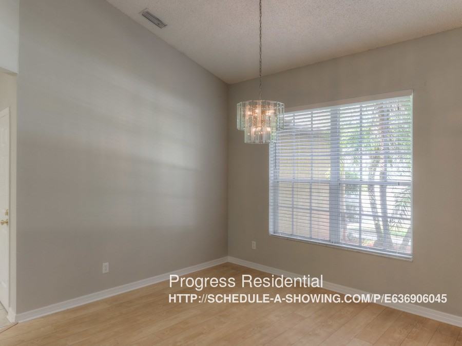 3062 Robinwood Ln - Photo 2 of 16