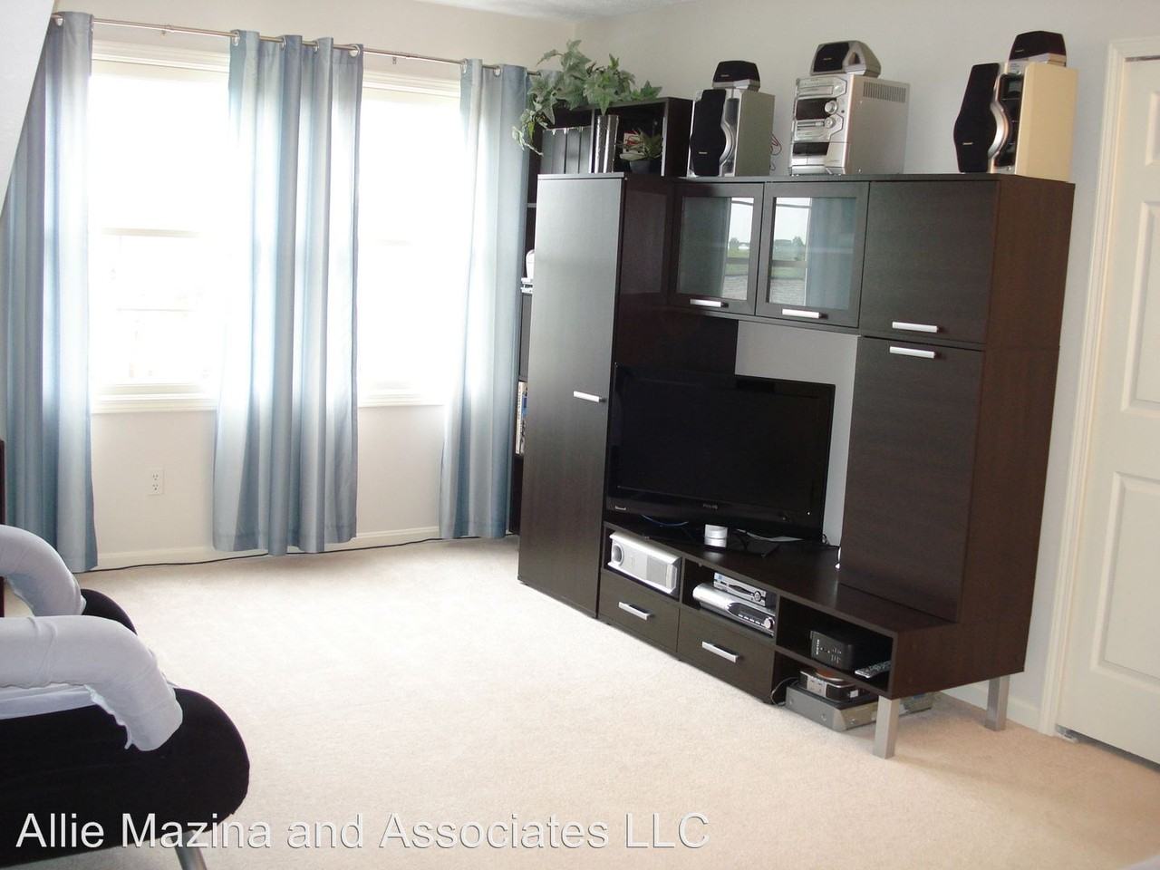 1835 Hickory Ln - Photo 2 of 15