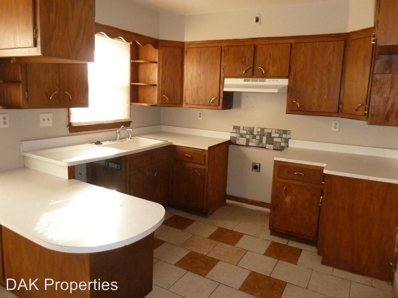 8706 W Lancaster Ave - Photo 2 of 12