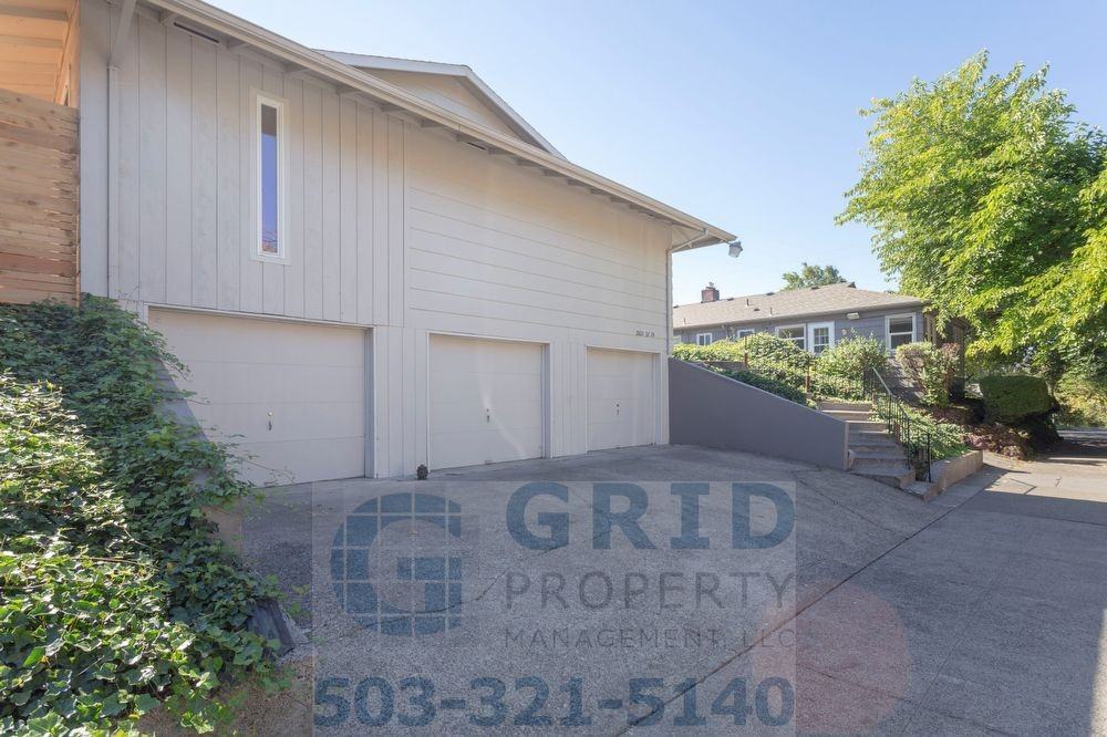 2824 SE Woodward St - Photo 2 of 21