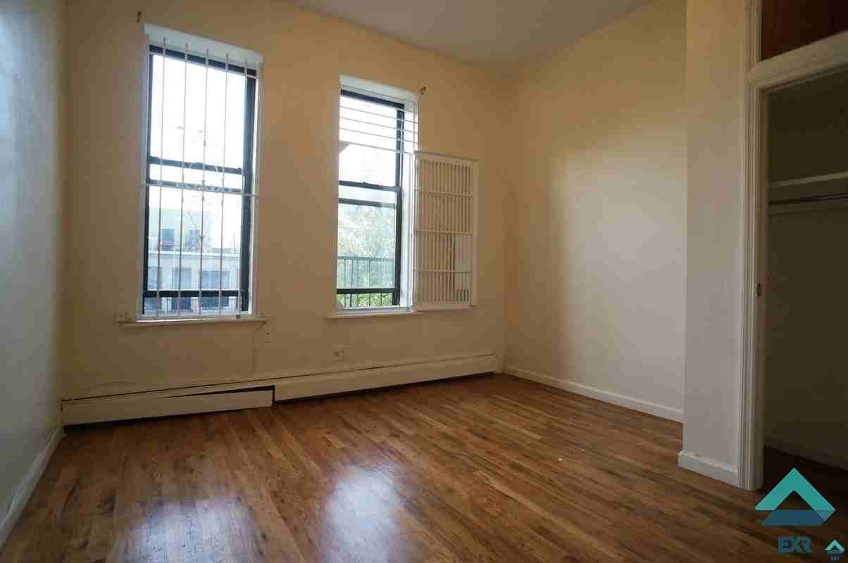 311 Jefferson St #2L