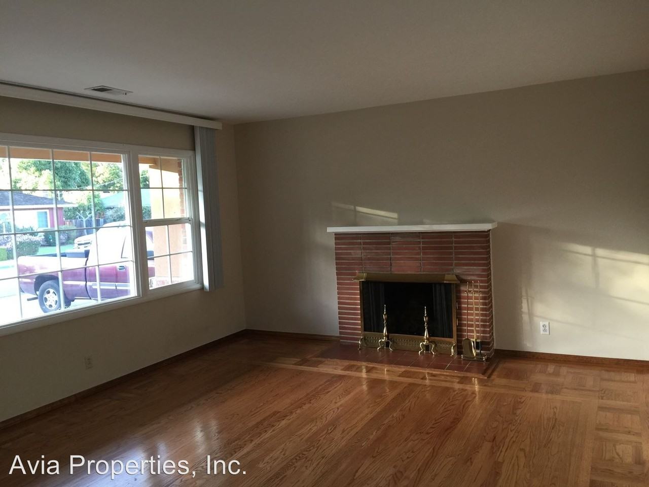 540 S Bayview Ave - Photo 3 of 18
