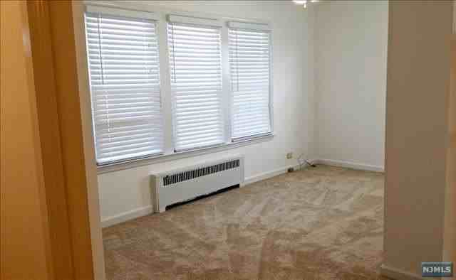 325 Valley Brook Ave - Photo 2 of 12