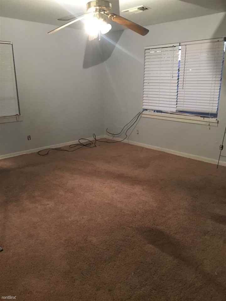 1110 W Houston St - Photo 2 of 8