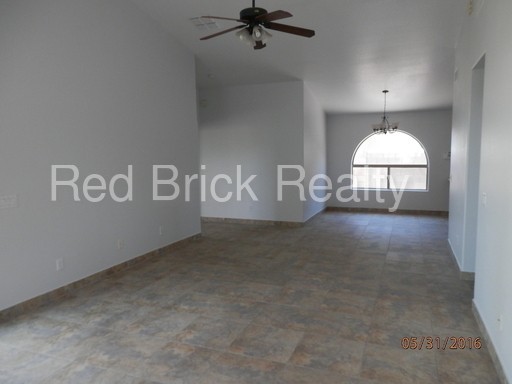 10217 W Jessie Ln - Photo 3 of 17