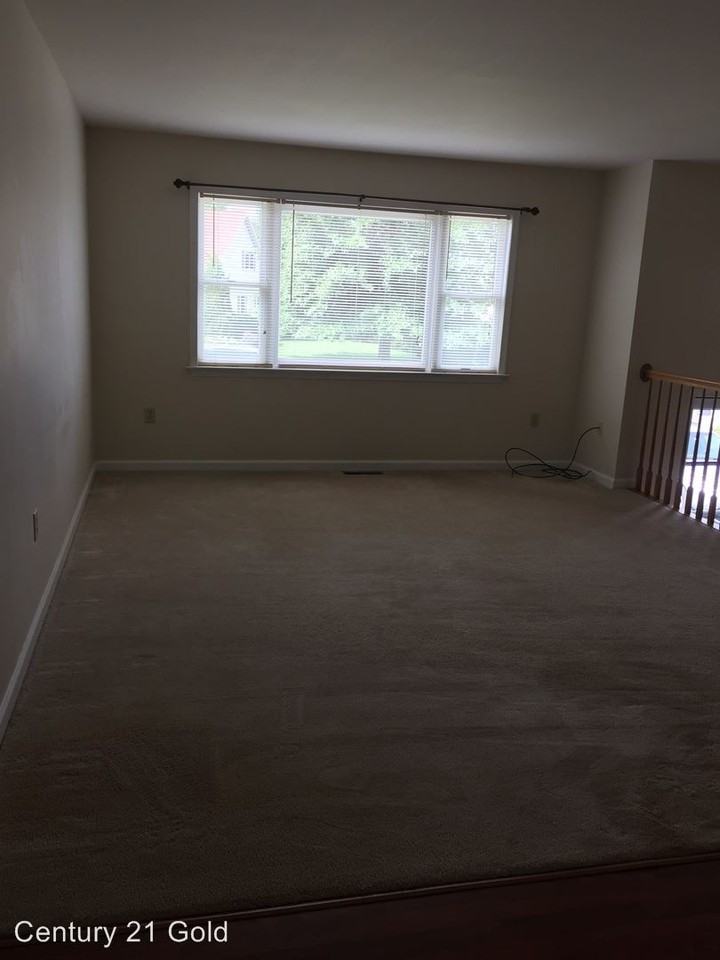 204 Longleaf Dr - Photo 3 of 15