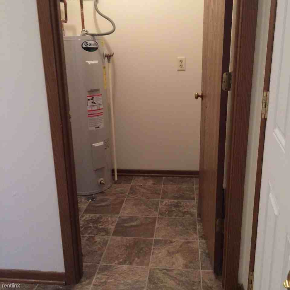 Hillcrest Apartments - Photo 3 of 11