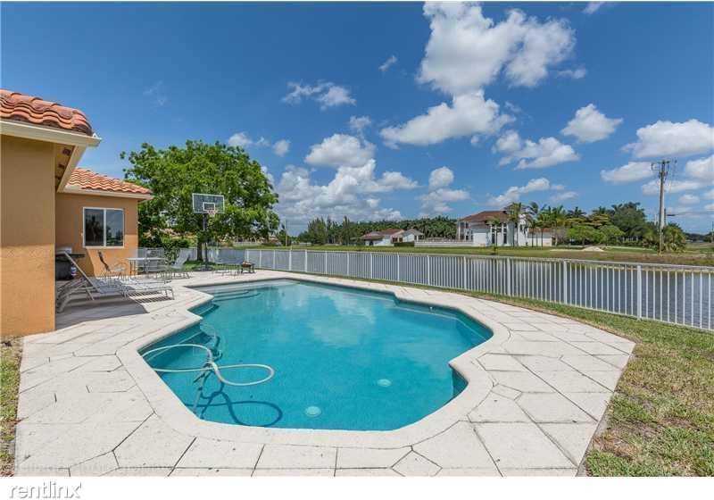 4101 SW 145th Ave - Photo 3 of 12