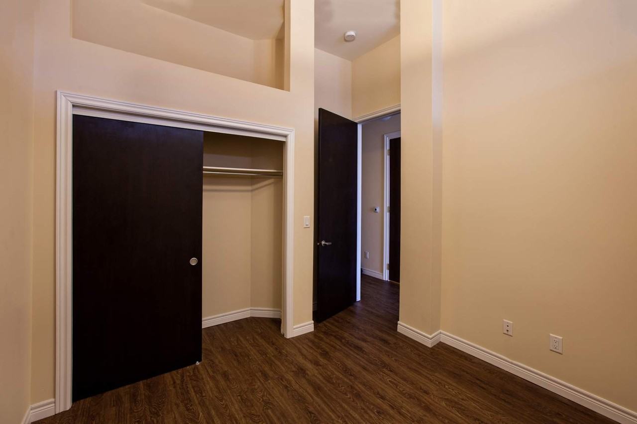 275 Bagot St - Photo 3 of 7