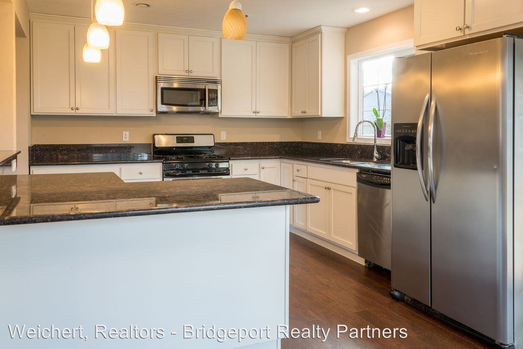 3105 NE 108th Ave - Photo 2 of 31