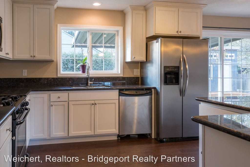 3105 NE 108th Ave - Photo 3 of 31