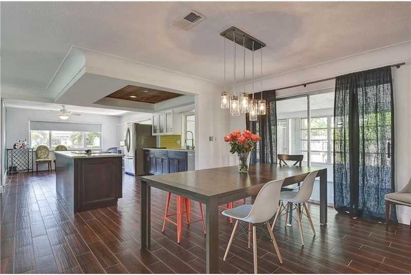 1103 SE 6th St - Photo 2 of 8