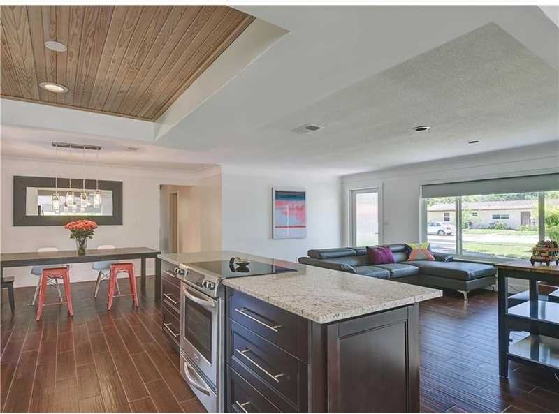 1103 SE 6th St - Photo 3 of 8