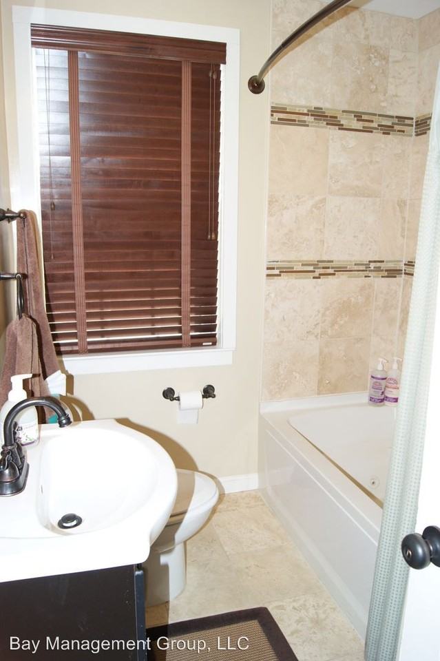 1014 W 43rd St - Photo 2 of 20