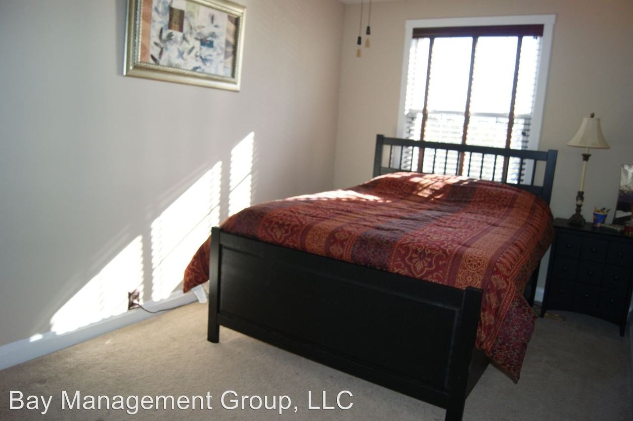 1014 W 43rd St - Photo 3 of 20