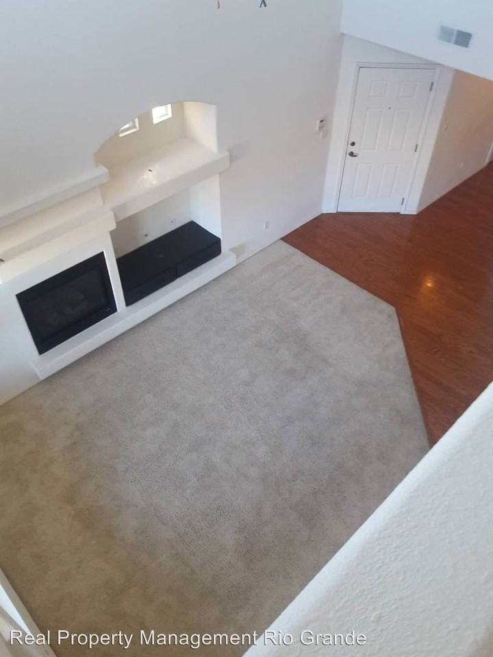 7235 Via Contenta NE - Photo 2 of 9