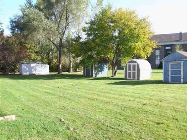 257 S Maple St SE - Photo 2 of 12