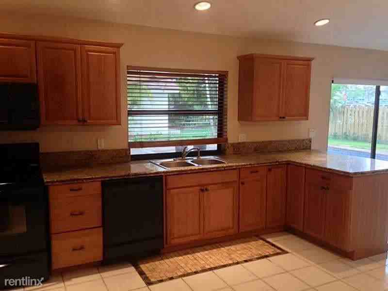 7122 NW 38th St - Photo 3 of 6
