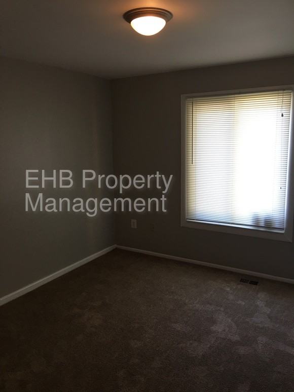 1016 Fairford Way - Photo 2 of 10