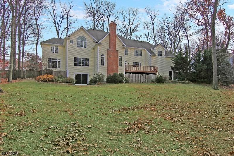 4 Laurelwood Dr - Photo 2 of 25