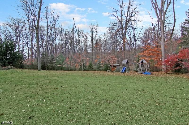 4 Laurelwood Dr - Photo 3 of 25