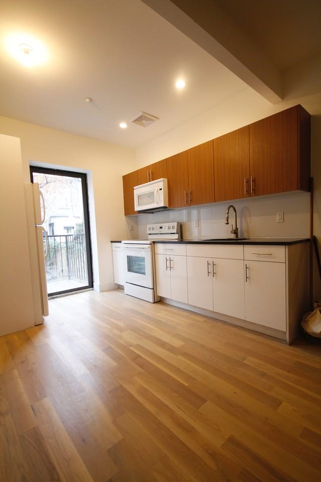 Wyckoff Ave & Cornelia St