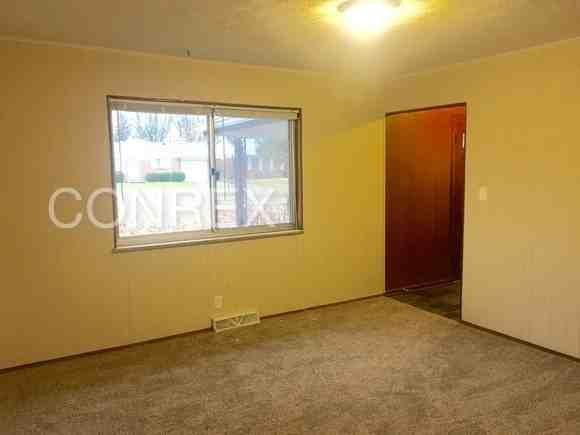 403 Hugo St - Photo 3 of 6