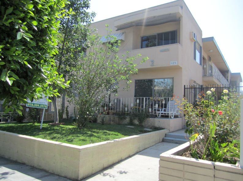 123 N Hayworth Ave - Photo 3 of 18
