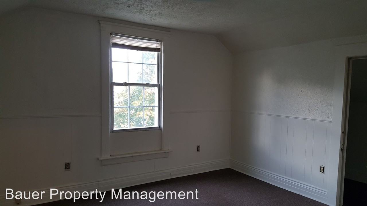 401 Parade St - Photo 2 of 11