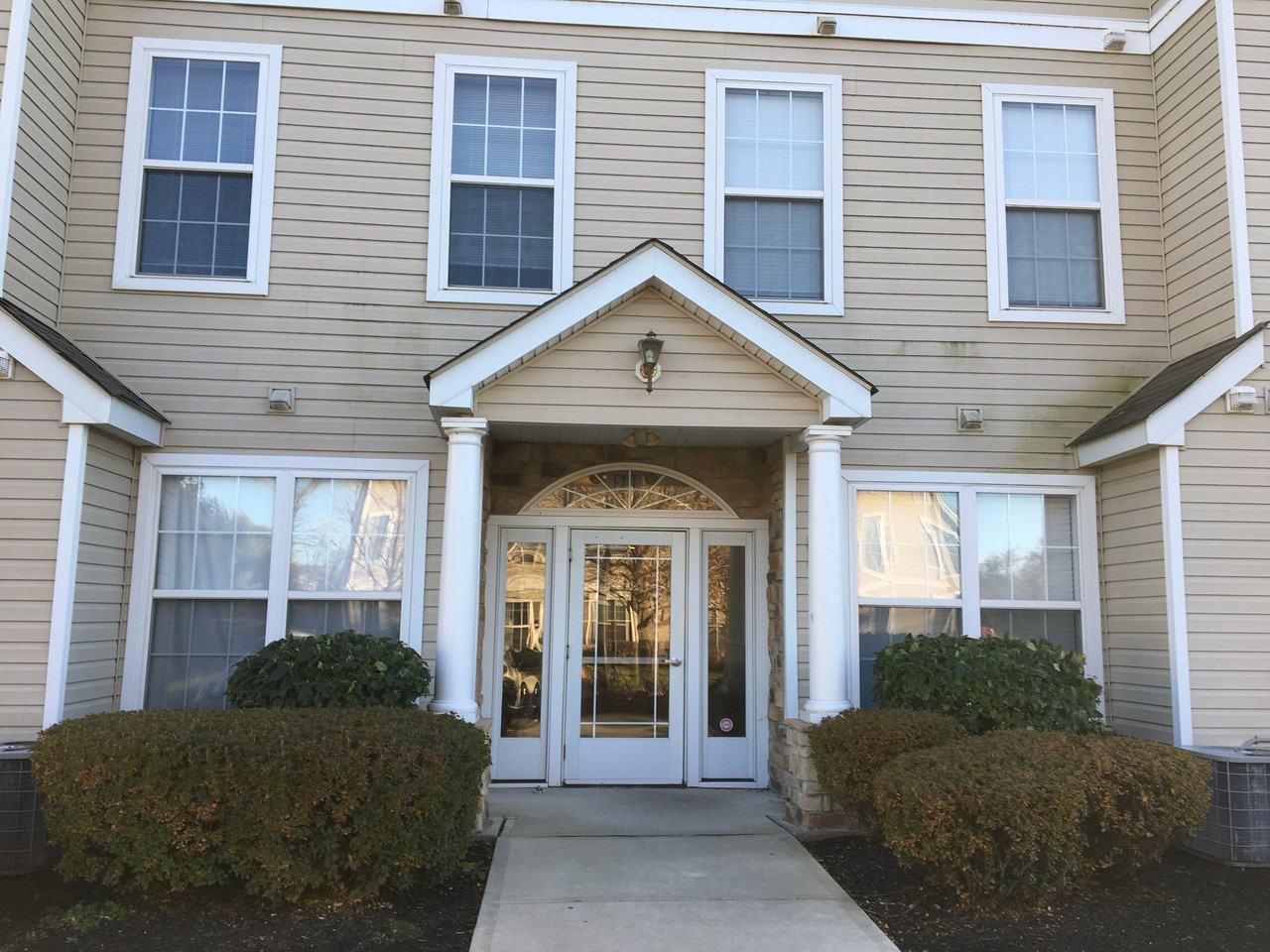 142-135 Kyle Way - Photo 2 of 8