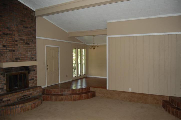 1559 Oakwood Dr - Photo 2 of 5