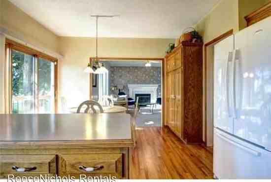 104 SE Nottingham Ct - Photo 2 of 22
