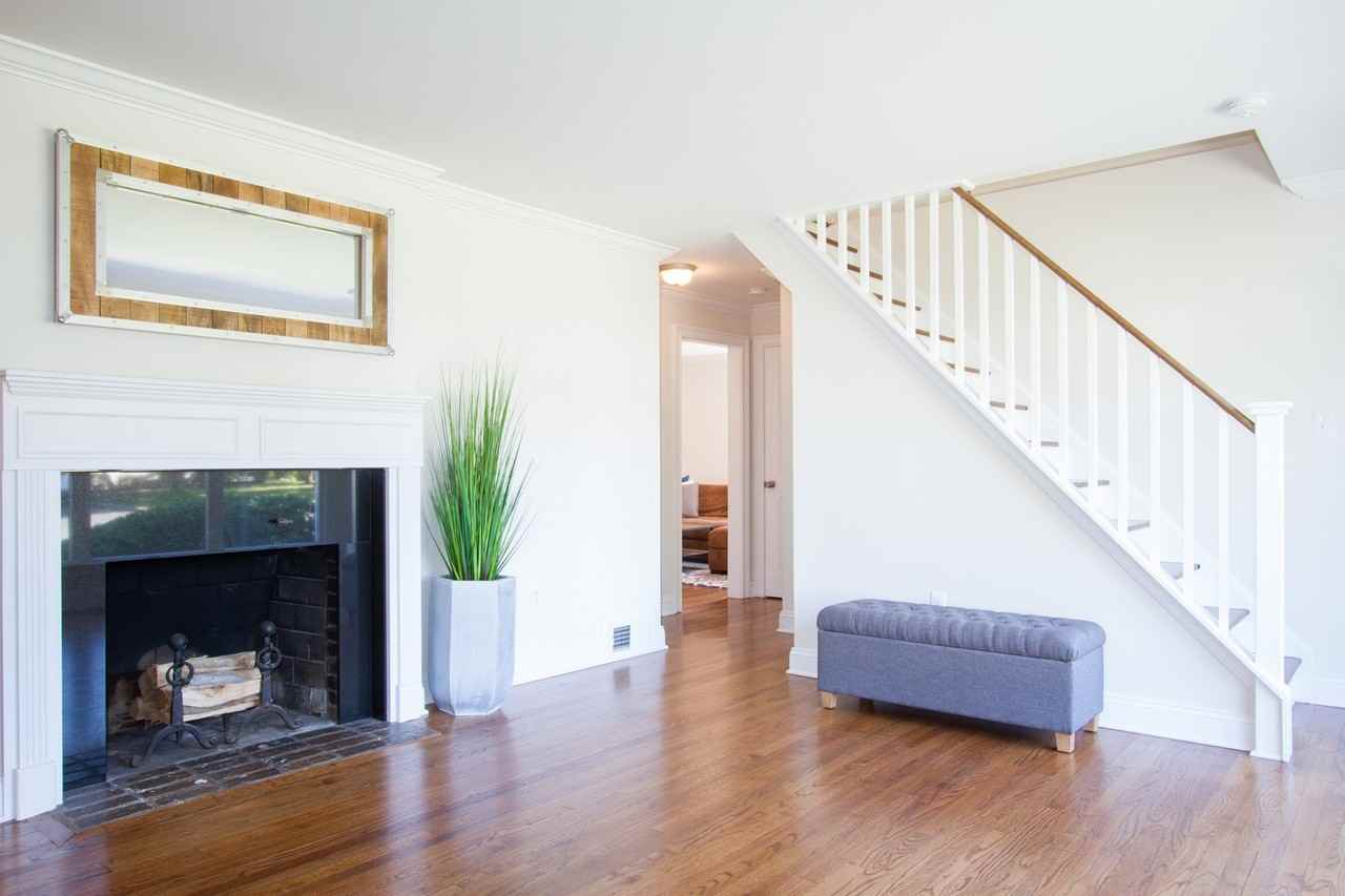 219 Oxford Ave - Photo 2 of 10