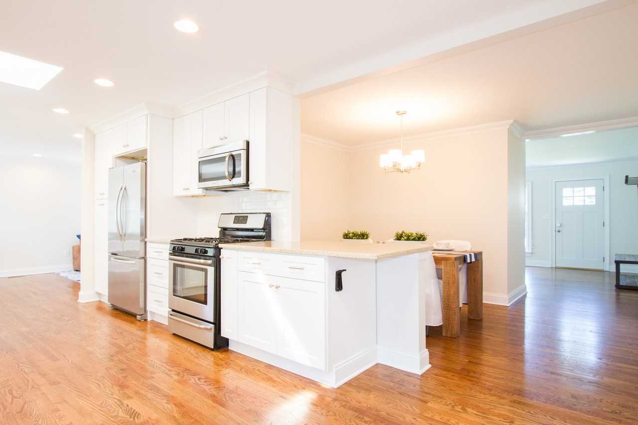 219 Oxford Ave - Photo 3 of 10