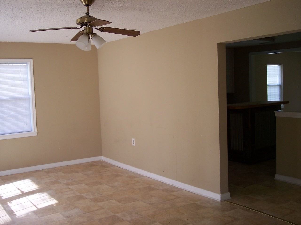 1009 Victoria St - Photo 3 of 5