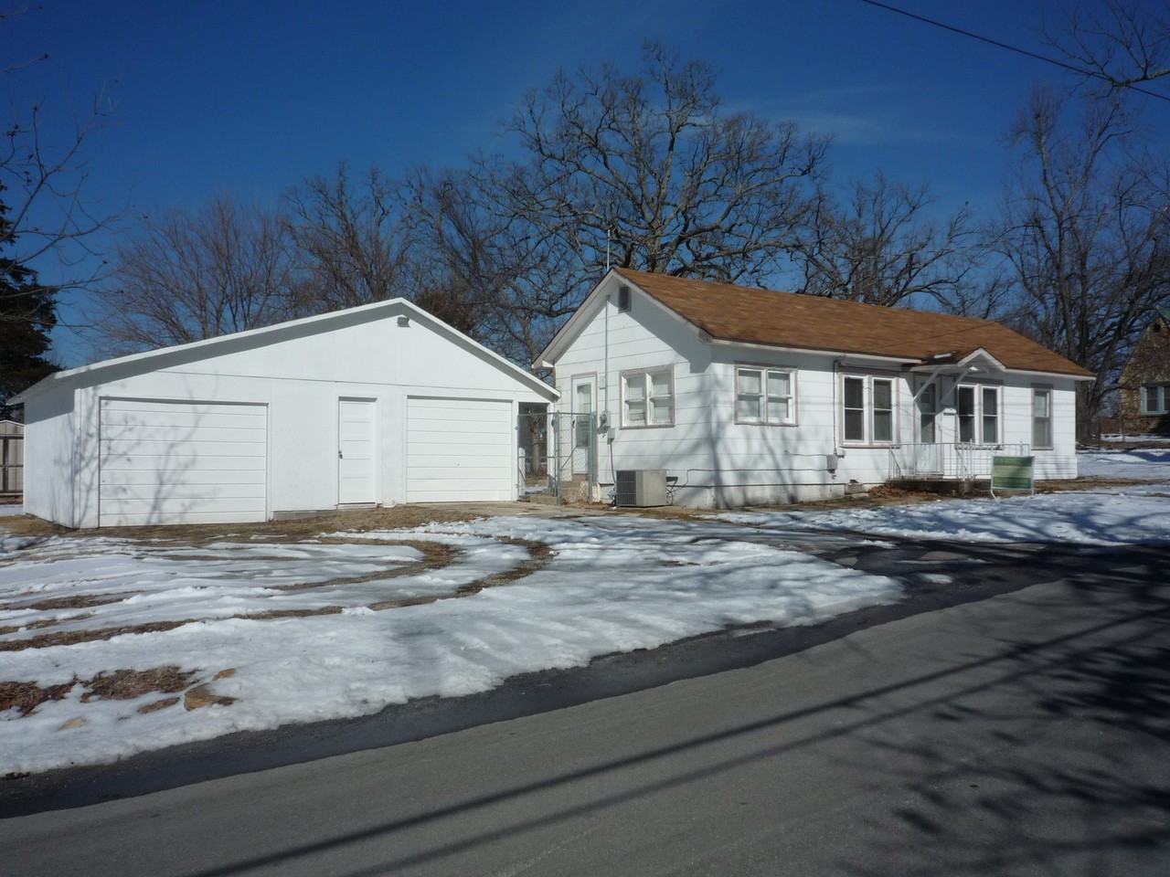 421 E 8th St - Photo 2 of 10