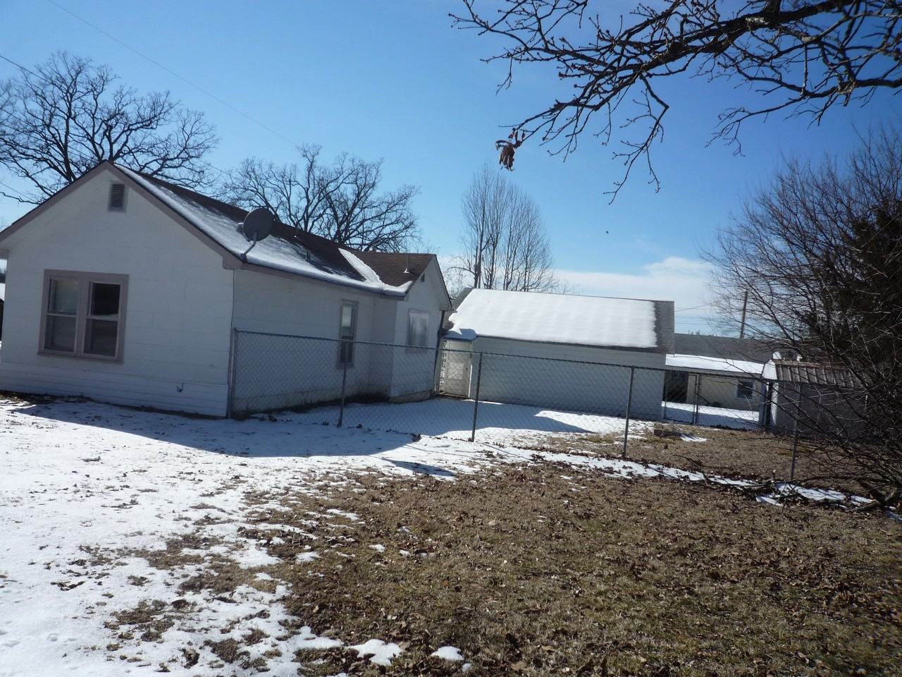 421 E 8th St - Photo 3 of 10