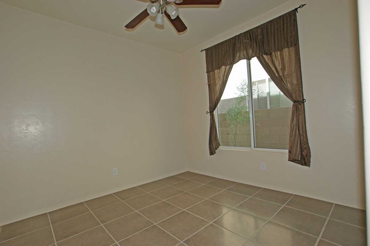 1511 W Beantree Ln - Photo 3 of 12