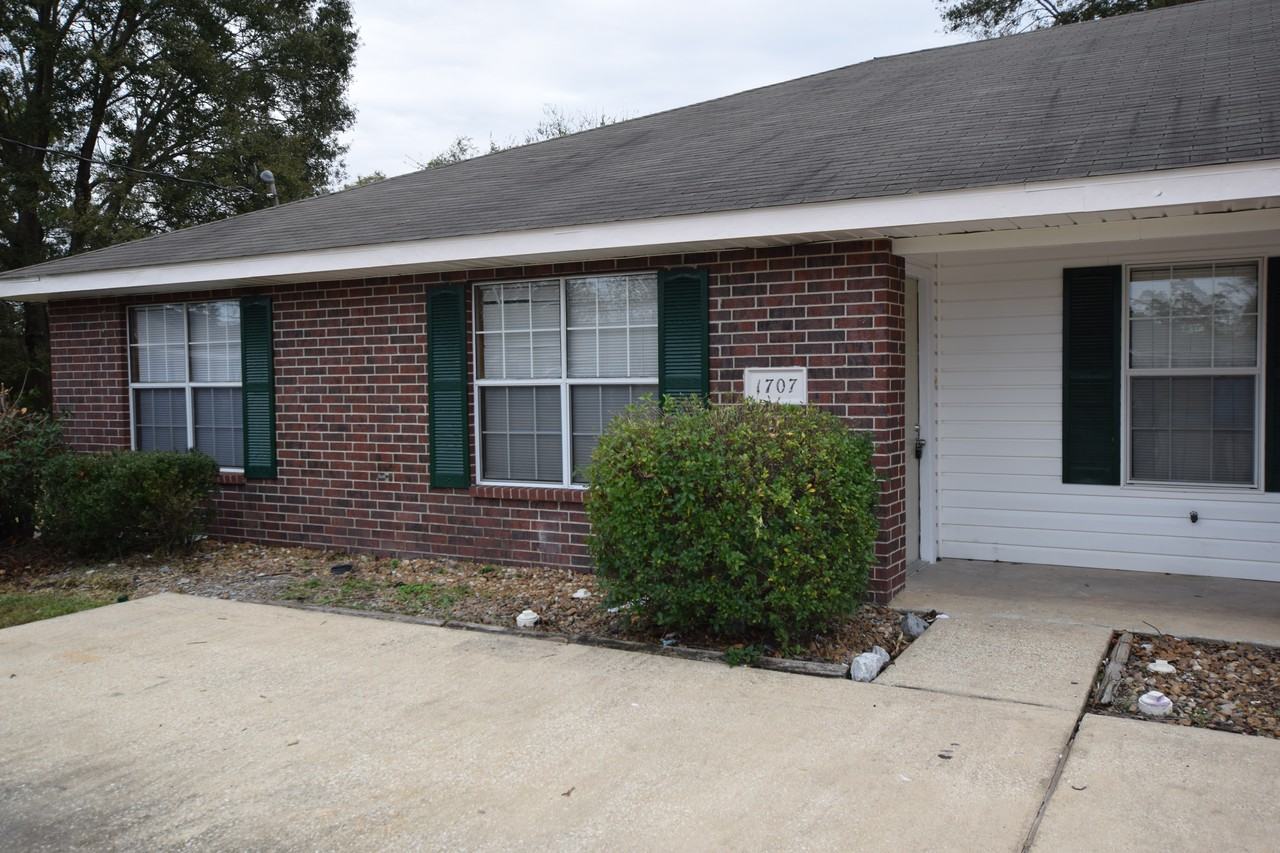 1707 S Tallowood Dr