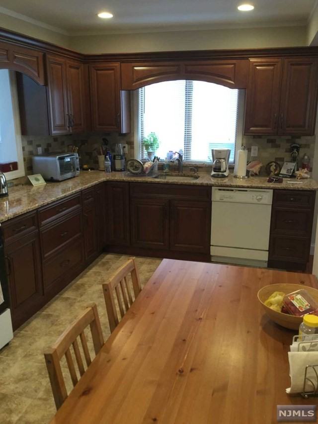 105 Prospect St - Photo 2 of 16