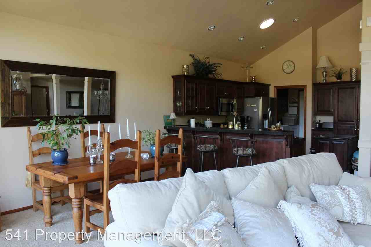 916 SE Mystic Dr - Photo 2 of 15