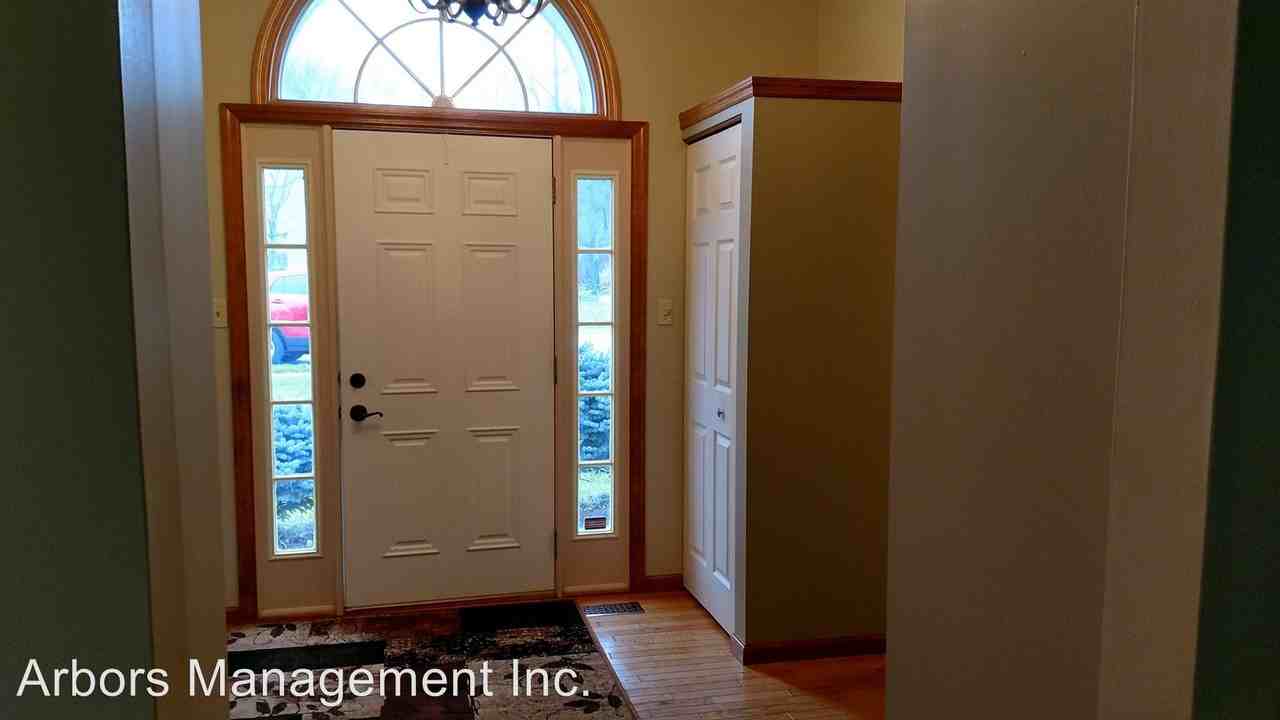 453 Cloverdale Dr - Photo 2 of 10