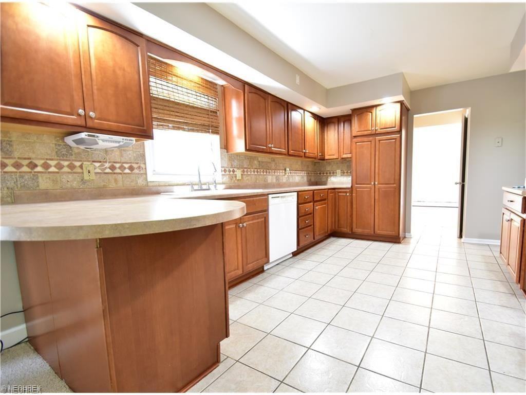 9186 Chamberlin Rd - Photo 3 of 34