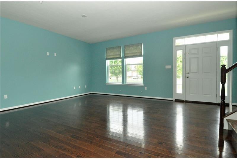 319-315 Trafalgar Square - Photo 2 of 17